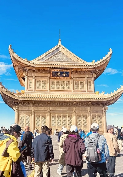 峨眉山，云海佛光间，一场身心的朝圣之旅