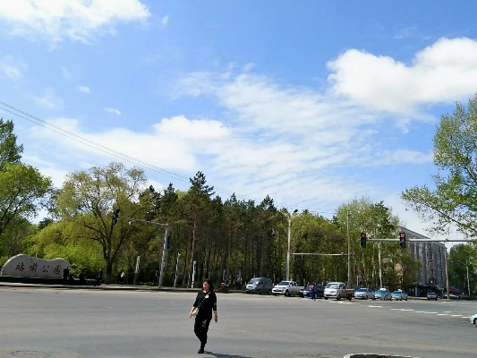 富锦市天气预报，明日气温骤降，市民需注意防寒保暖